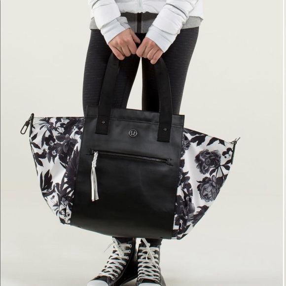 lululemon athletica Handbags - Lululemon carry me om tote in brisk bloom